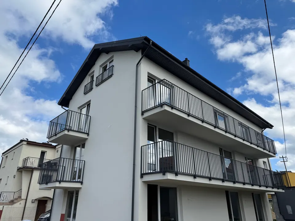 Balustrady zewnętrzne w pensjonacie w Rewie